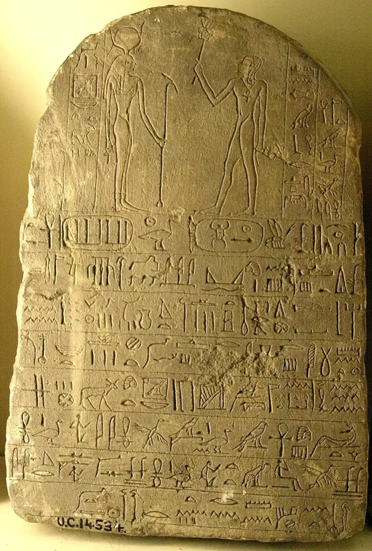 لوحة حجرية من مكتشفات أفروديتوبوليس (أطفيح)